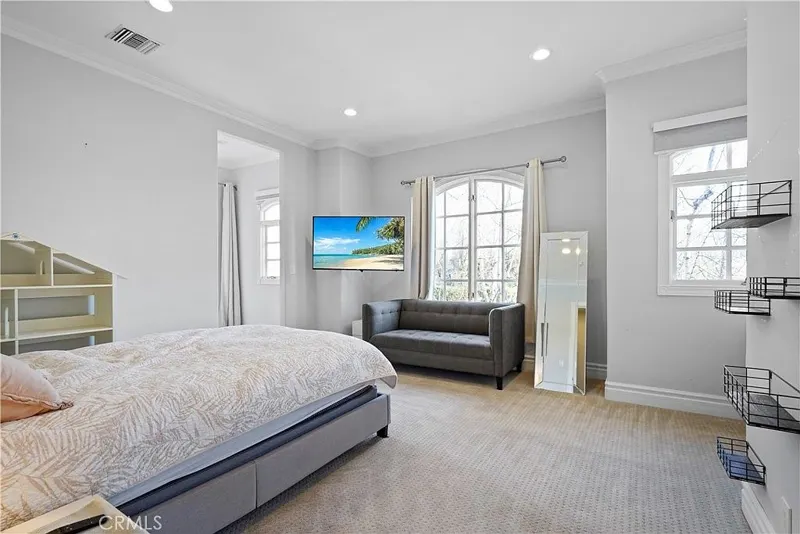 Guest bedroom with mirrored wardrobe wall at One Zoom Listing