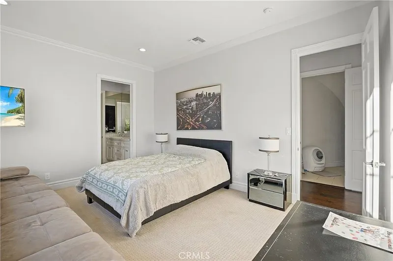 Guest bedroom with en-suite access at One Zoom Listing